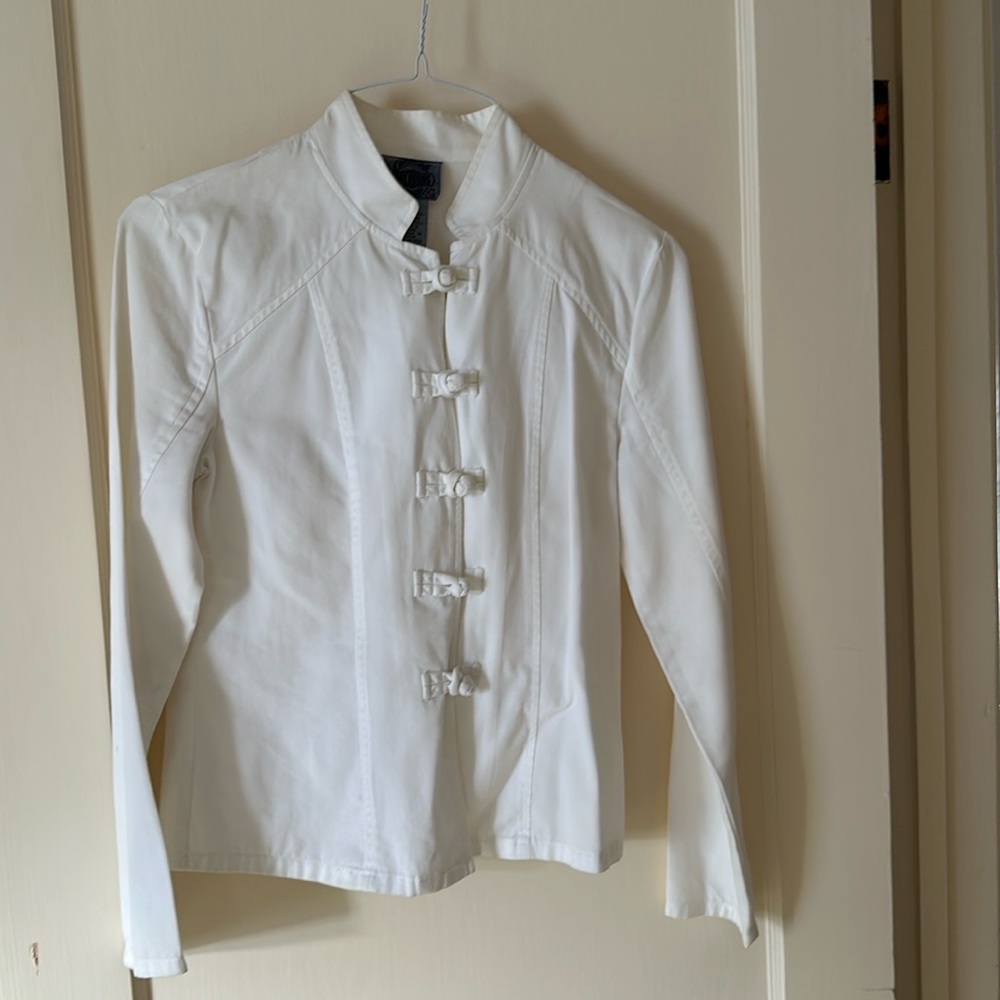 Whit jacket with knotted closures